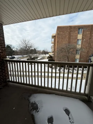 $2,500 | 2411 North Kennicott Drive, Unit 2B, Arlington Heights, IL 60004