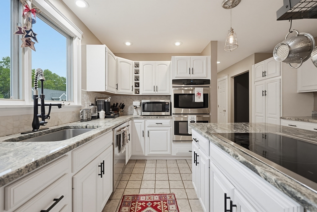 24 Rhodes Street Plainville, MA 02762 - Photo 4 of 42