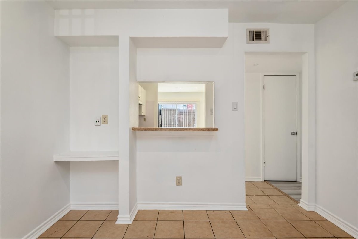 9616 Long Point Road, Unit 63 Houston, TX 77055 - Photo 5 of 17 Open layout with breakfast bar and easy flow between kitchen and living spaces.