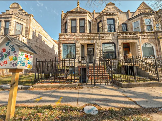 $2,150 | 4925 South Champlain Avenue, Unit 2, Chicago, IL 60615