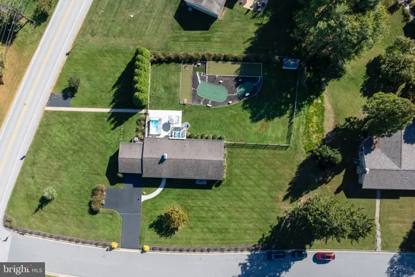an aerial view of a house having yard