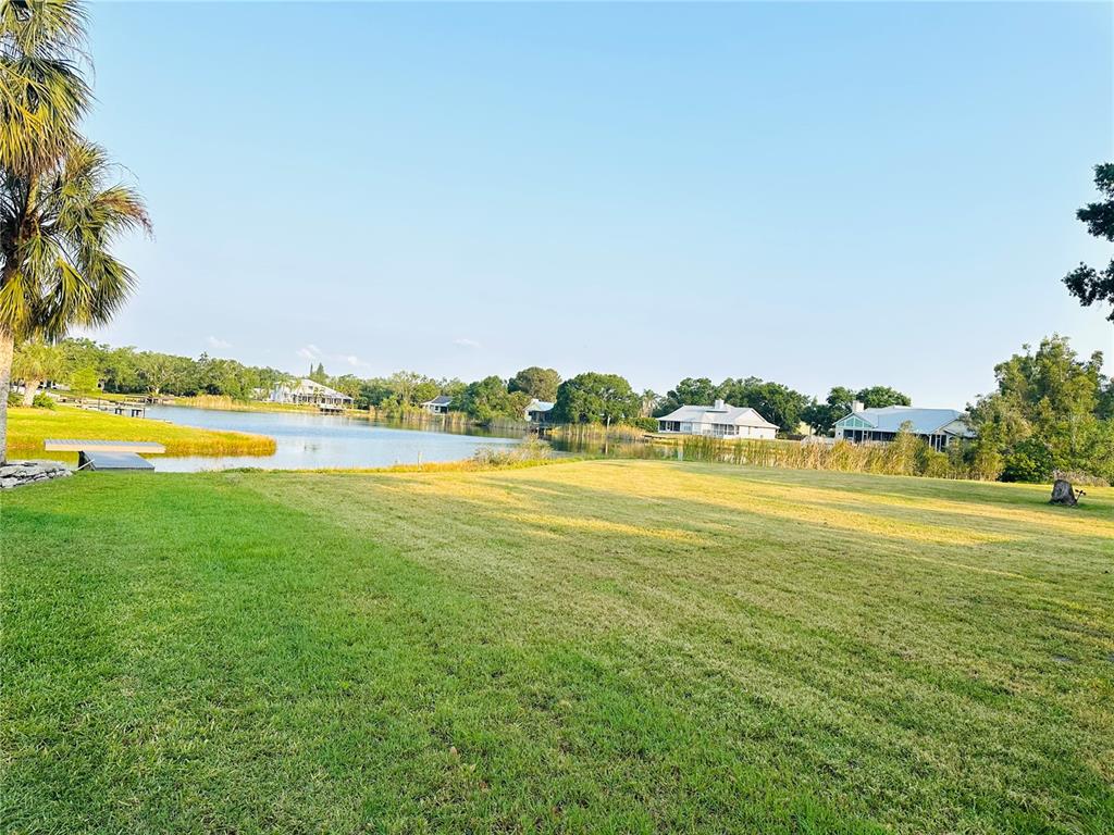 4634 McIntosh Road Sarasota, FL 34233 - Photo 4 of 20 a view of an ocean and a building