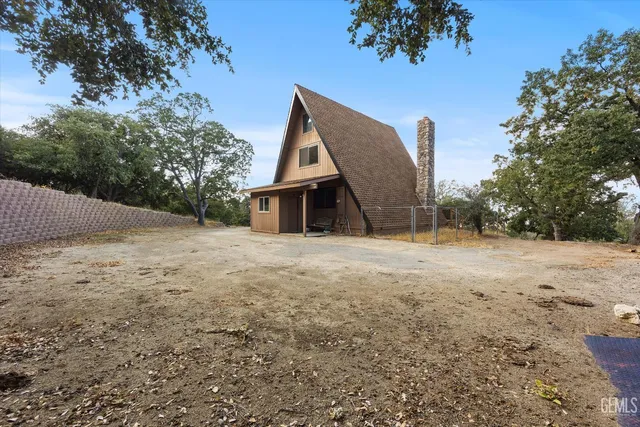 a view of a house with a backyard