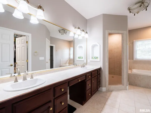 $730,000 | 4928 North Deermeadow Drive, Peoria, IL 61615