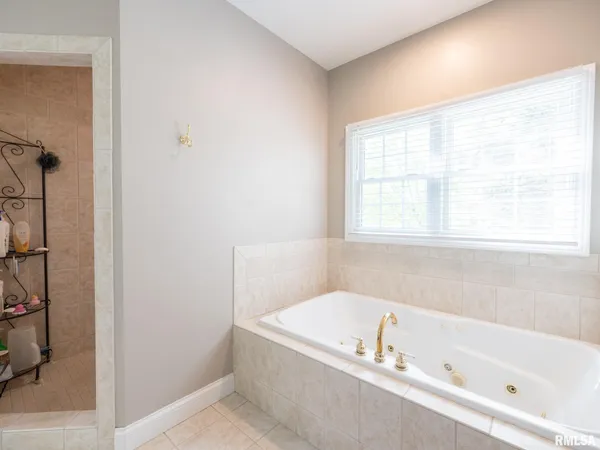 $730,000 | 4928 North Deermeadow Drive, Peoria, IL 61615