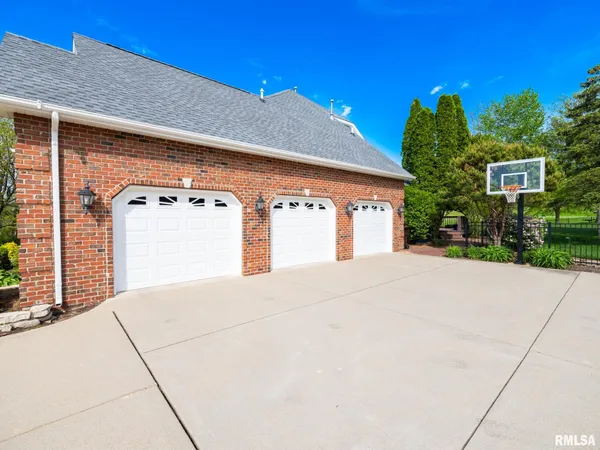 $730,000 | 4928 North Deermeadow Drive, Peoria, IL 61615