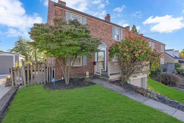 a view of a back yard of the house