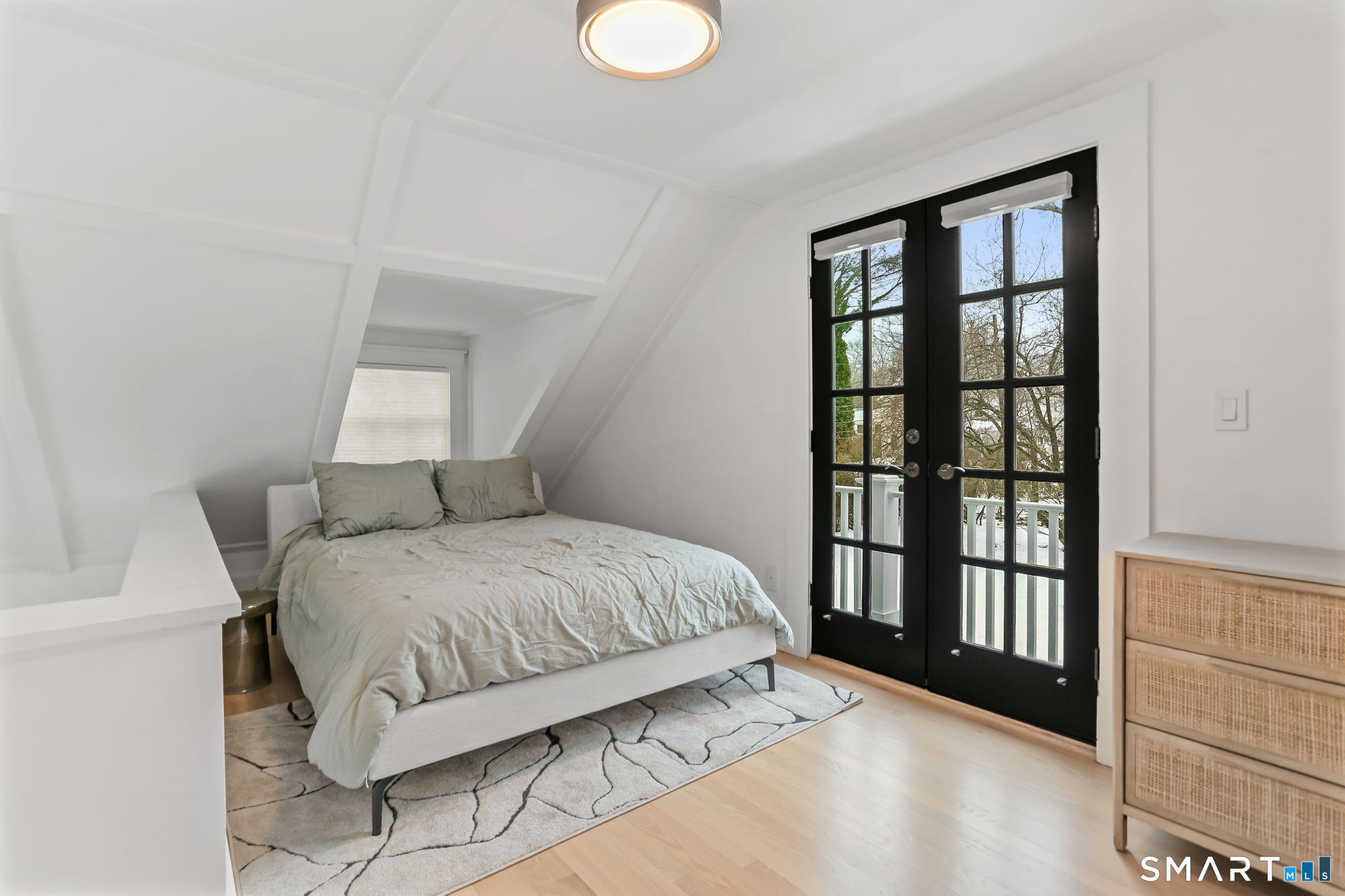 3 Riverview Road Westport, CT 06880 - Photo 22 of 29 a bedroom with a bed and a window