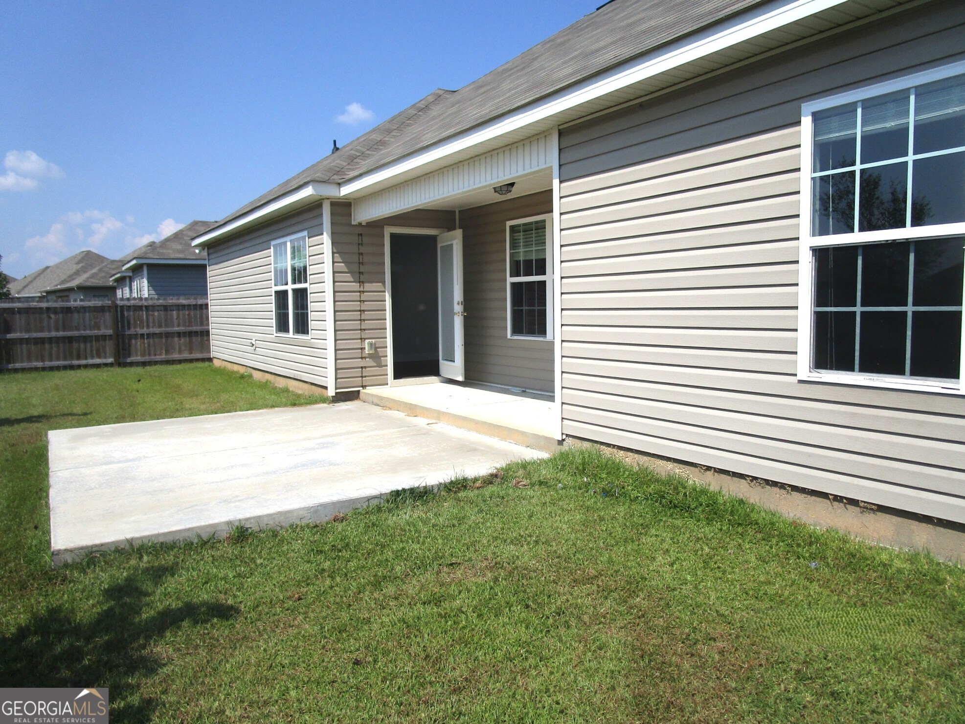133 Worchester Circle Perry, GA 31069 - Photo 2 of 16 a view of a backyard with a garden