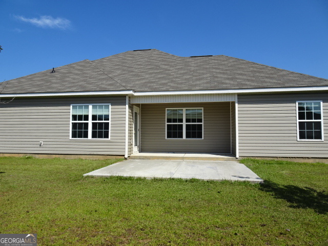 133 Worchester Circle Perry, GA 31069 - Photo 3 of 16 a front view of a house with a garden