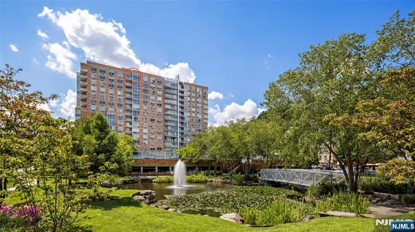 $3,300 | 1817 Hudson Park, Edgewater, NJ 07020