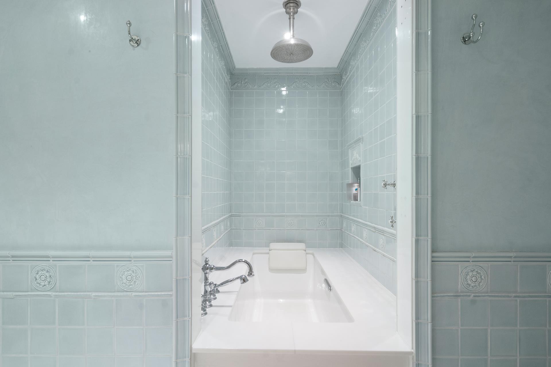 415 East 54th Street, Unit 25GG Manhattan, NY 10022 - Photo 14 of 30 a bathroom with a bathtub