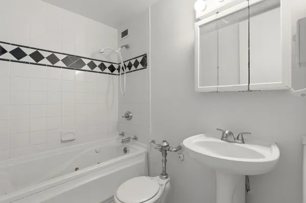 $229,999 | 1451 East 55th Street, Unit 417N, Chicago, IL 60615