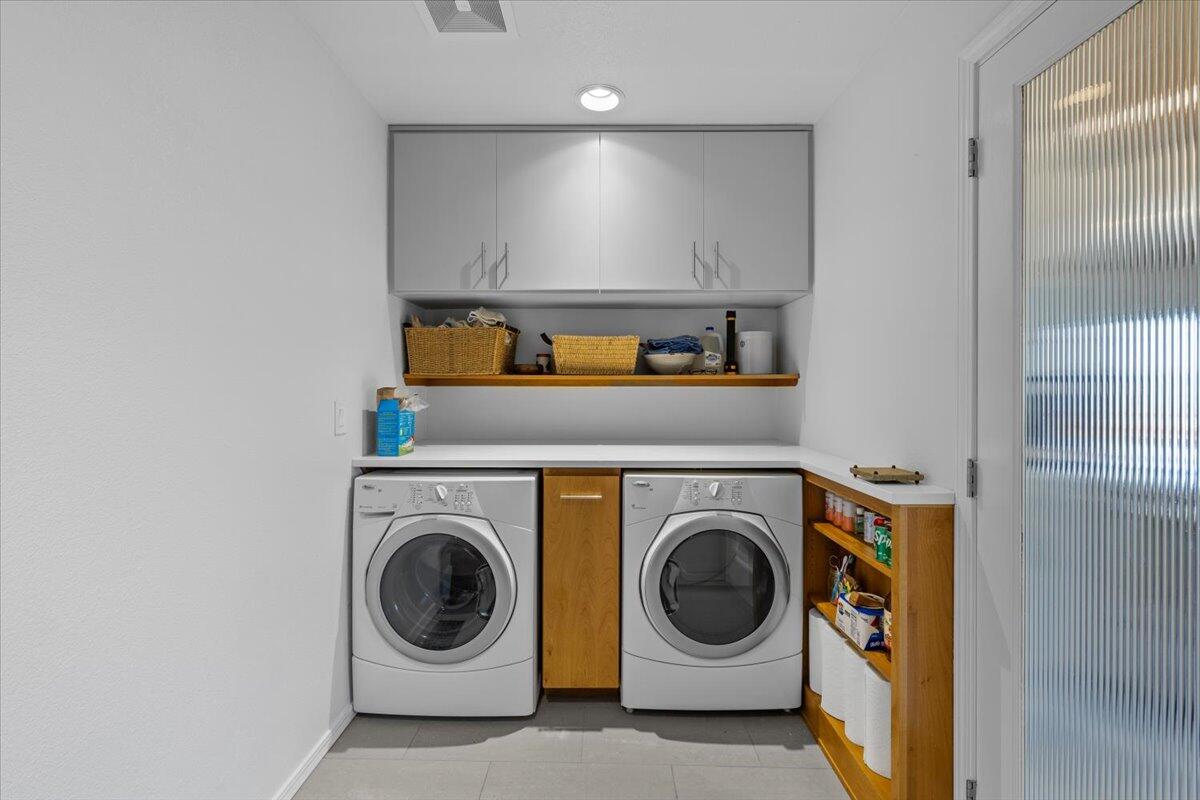 5229 Pioneer Road Medford, OR 97501 - Photo 38 of 62 Separate laundry room.