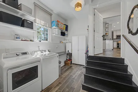 a view of entryway and utility room
