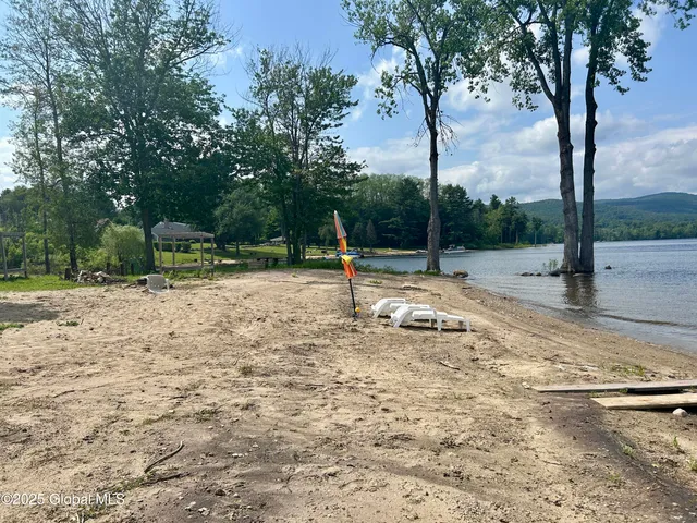 $849,900 | 105 Paradise Manor, Mayfield, NY 12117