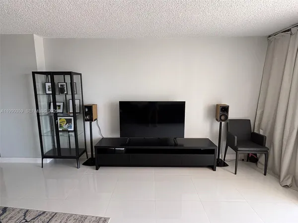 $3,700 | 1865 South Ocean Drive, Unit 4F, Hallandale Beach, FL 33009