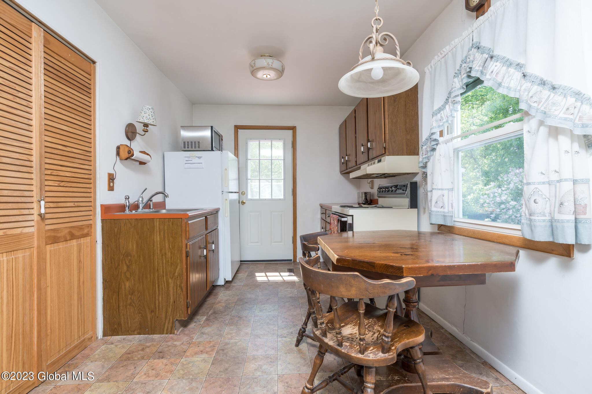 428 Chiswell Road Schenectady, NY 12304 - Photo 5 of 34 020-428-Chiswell-Rd