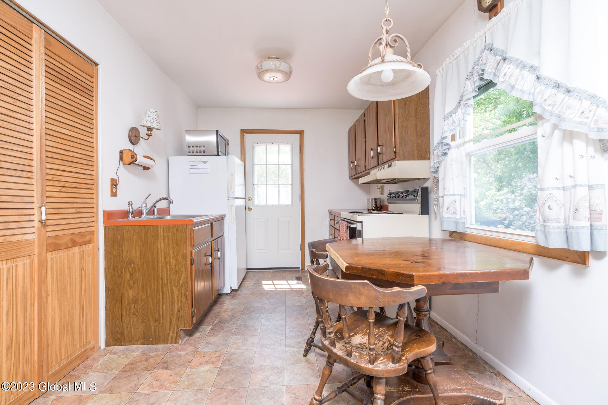 428 Chiswell Road Schenectady, NY 12304 - Photo 6 of 34 021-428-Chiswell-Rd