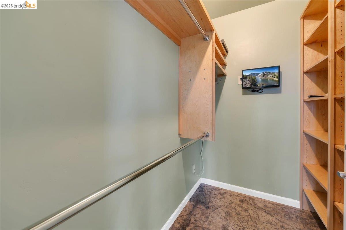 18180 Robin Ridge Road Sonora, CA 95370 - Photo 32 of 88 Walk in closet in primary bedroom