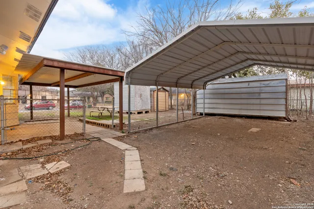 a view of a backyard