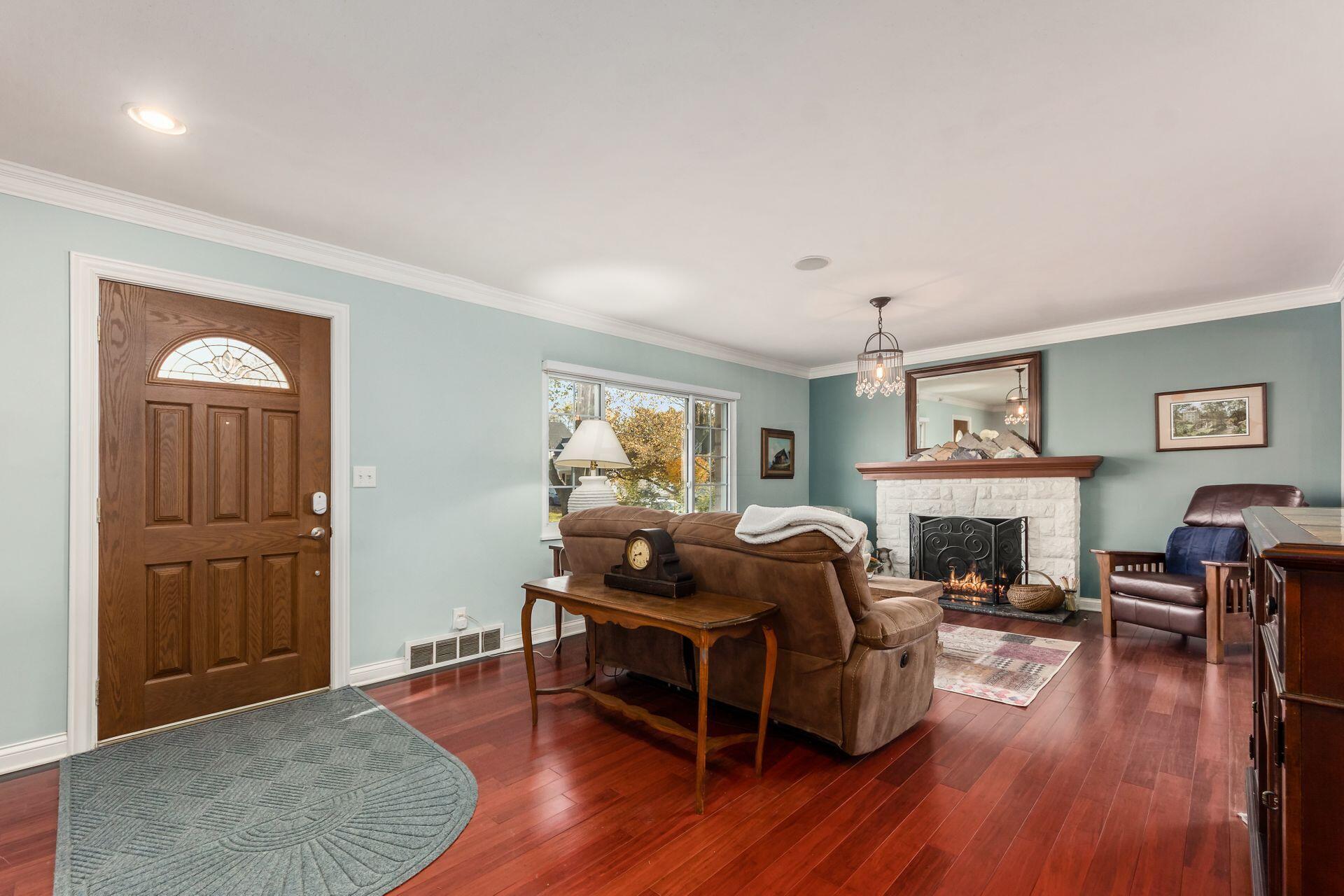 2751 Kent Road Columbus, OH 43221 - Photo 5 of 44 Living Room