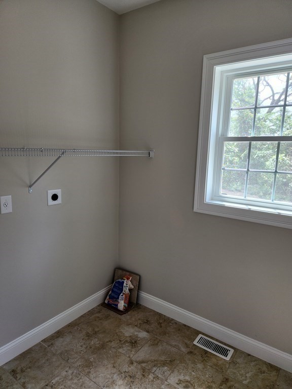 81 Purgatory Road Sutton, MA 01590 - Photo 19 of 35 an empty room with a window