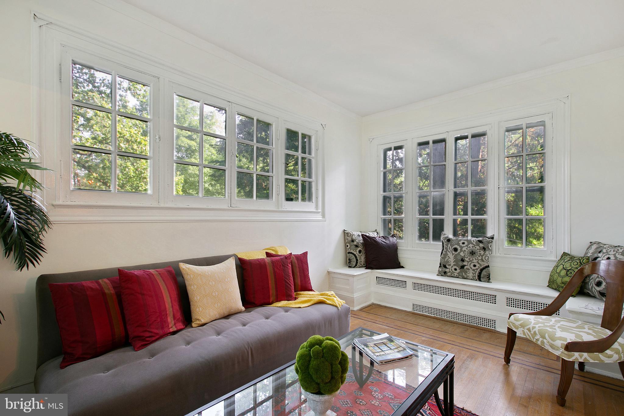 511 Woodside Road Baltimore, MD 21229 - Photo 13 of 57 Sun room w/built-in seating looking onto rear yard