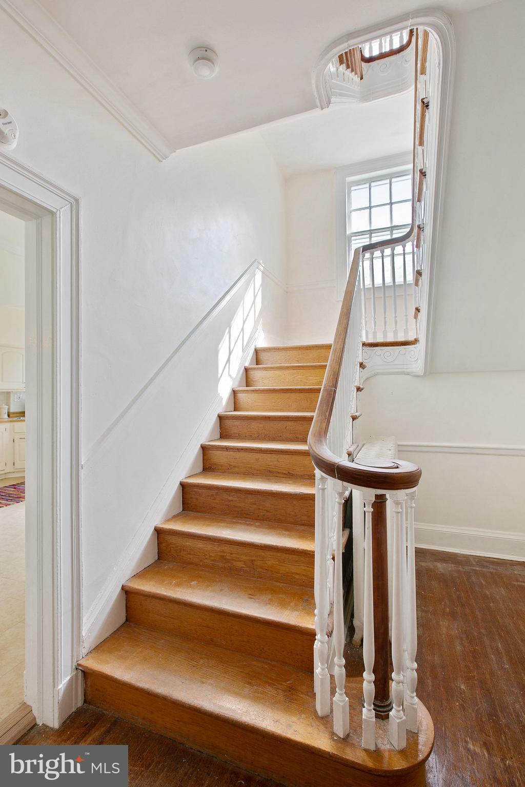 511 Woodside Road Baltimore, MD 21229 - Photo 20 of 57 Entrance to second floor