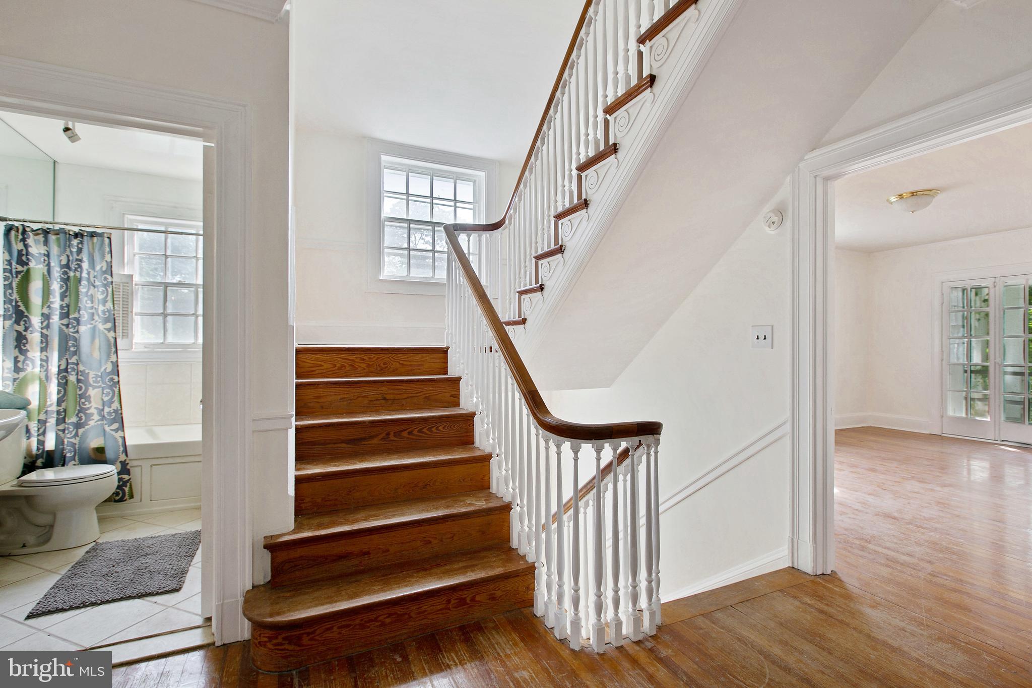511 Woodside Road Baltimore, MD 21229 - Photo 21 of 57 2nd floor landing bedroom #2 on right