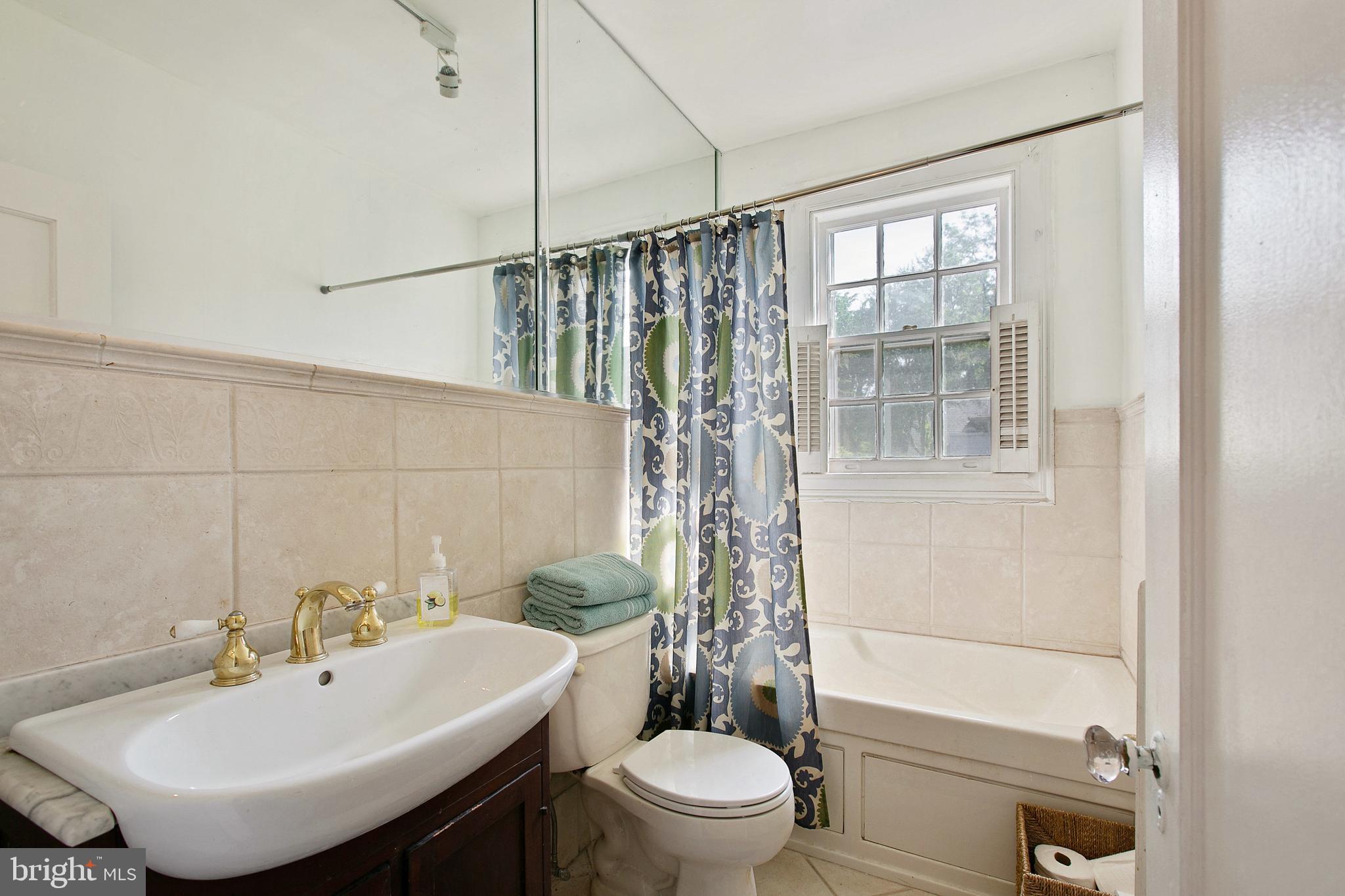 511 Woodside Road Baltimore, MD 21229 - Photo 24 of 57 2nd level hall bathroom