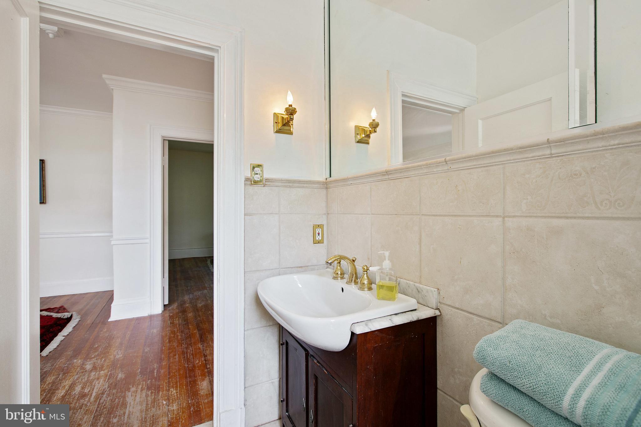 511 Woodside Road Baltimore, MD 21229 - Photo 25 of 57 2nd level hall bathroom