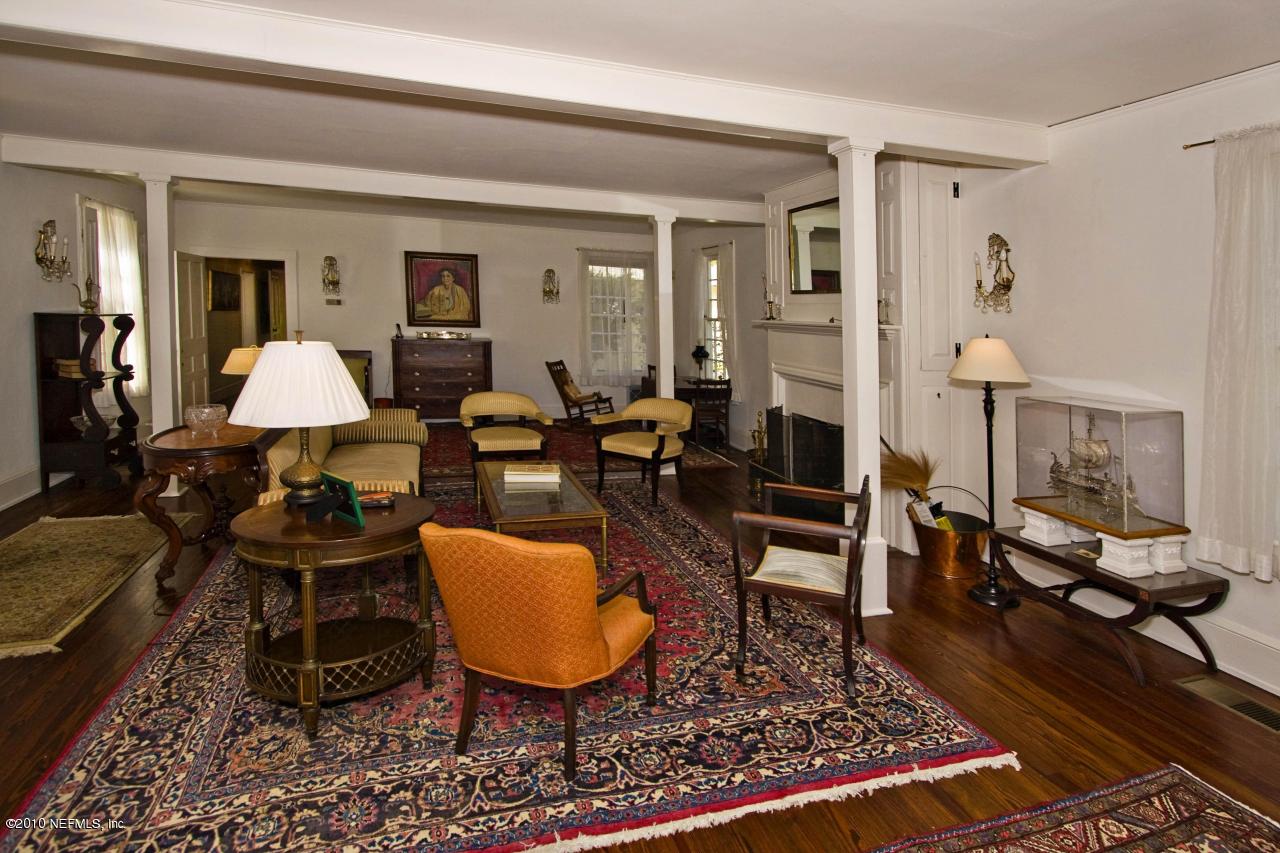 84 Water Street St. Augustine, FL 32084 - Photo 11 of 25 a living room with furniture and a lamp