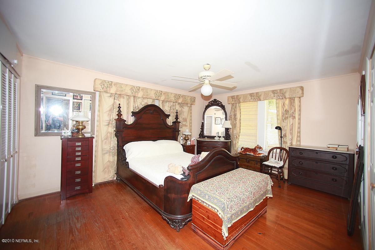 84 Water Street St. Augustine, FL 32084 - Photo 22 of 25 a living room with furniture