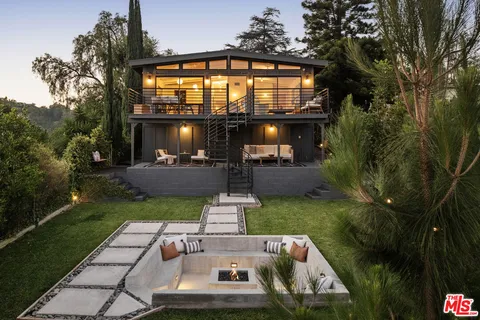 a view of a house with backyard
