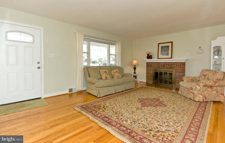 5305 Ferndale Street Springfield, VA 22151 - Photo 4 of 30 Entrance / Foyer