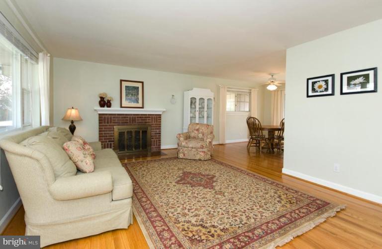 5305 Ferndale Street Springfield, VA 22151 - Photo 5 of 30 Living Room