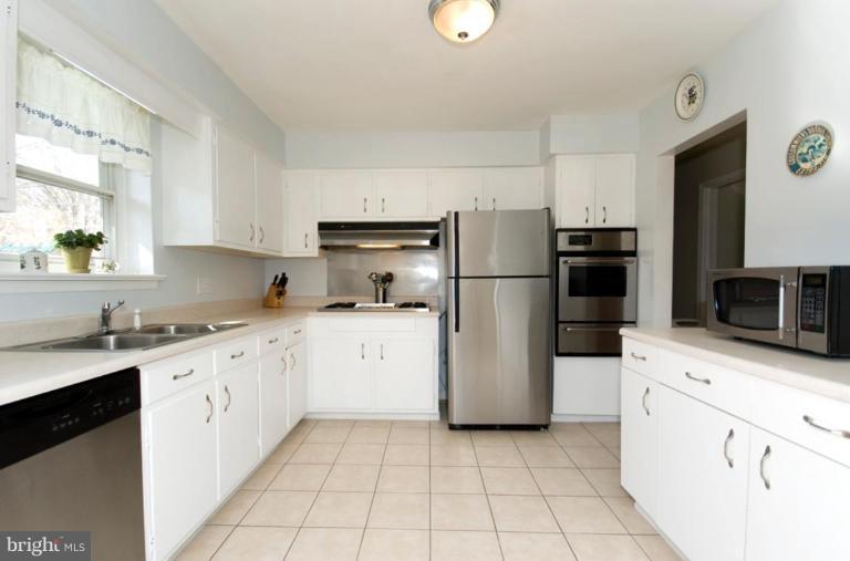 5305 Ferndale Street Springfield, VA 22151 - Photo 7 of 30 Kitchen