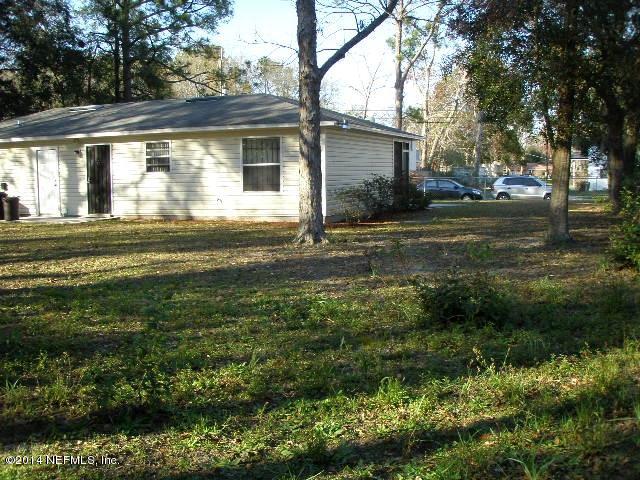 2070 Benedict Road Jacksonville, FL 32209 - Photo 12 of 38 a view of a house with a yard