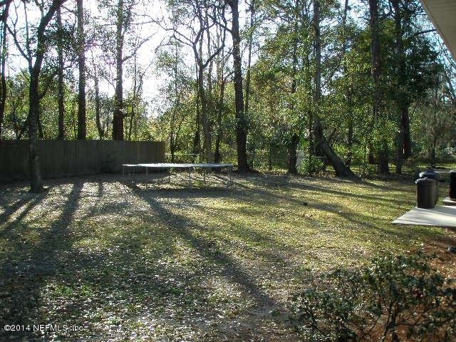2070 Benedict Road Jacksonville, FL 32209 - Photo 13 of 38 a backyard of a house with lots of green space