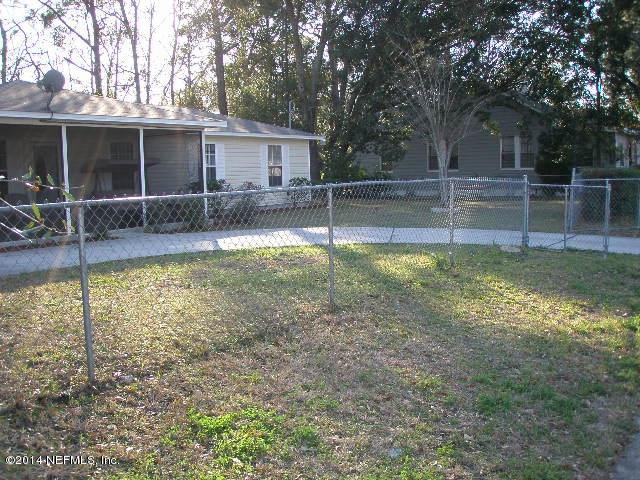 2070 Benedict Road Jacksonville, FL 32209 - Photo 5 of 38 a view of a house with a yard