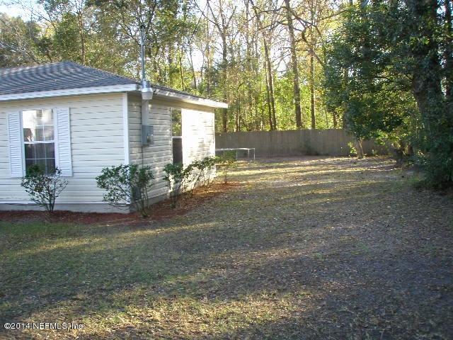 2070 Benedict Road Jacksonville, FL 32209 - Photo 7 of 38 a view of a backyard of the house