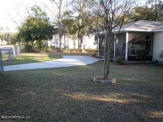2070 Benedict Road Jacksonville, FL 32209 - Photo 9 of 38 a view of a yard with a house