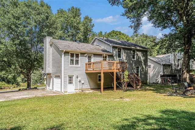 a view of a house with a backyard