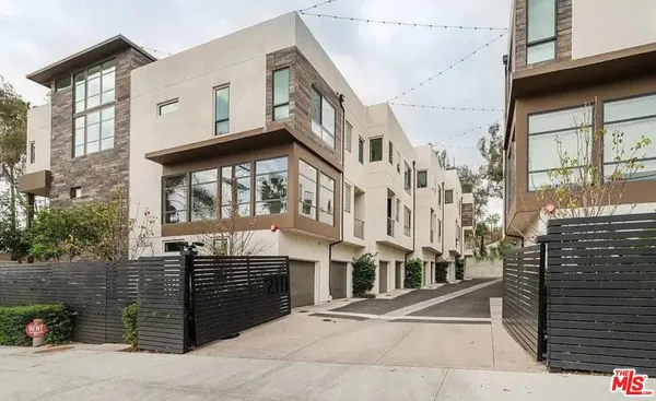 $1,148,800 | 2111 North Cahuenga Boulevard, Unit 11, Los Angeles, CA 90068