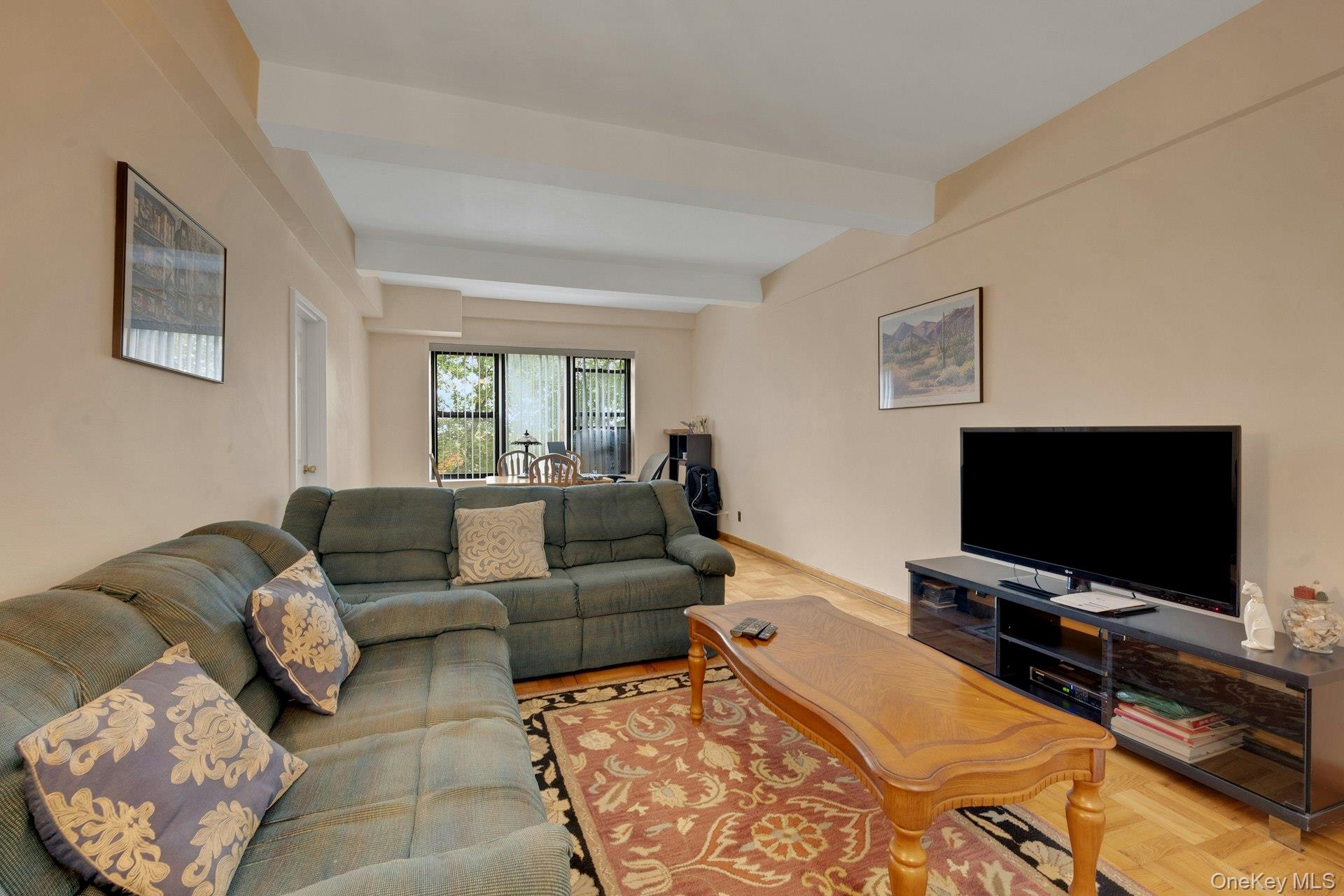 1 Remsen Road, Unit 1F Yonkers, NY 10710 - Photo 3 of 19 Living room with 9 Ft Ceiling