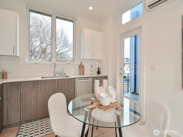 $749,000 | 6539 4th Avenue Northeast, Unit B, Seattle, WA 98115