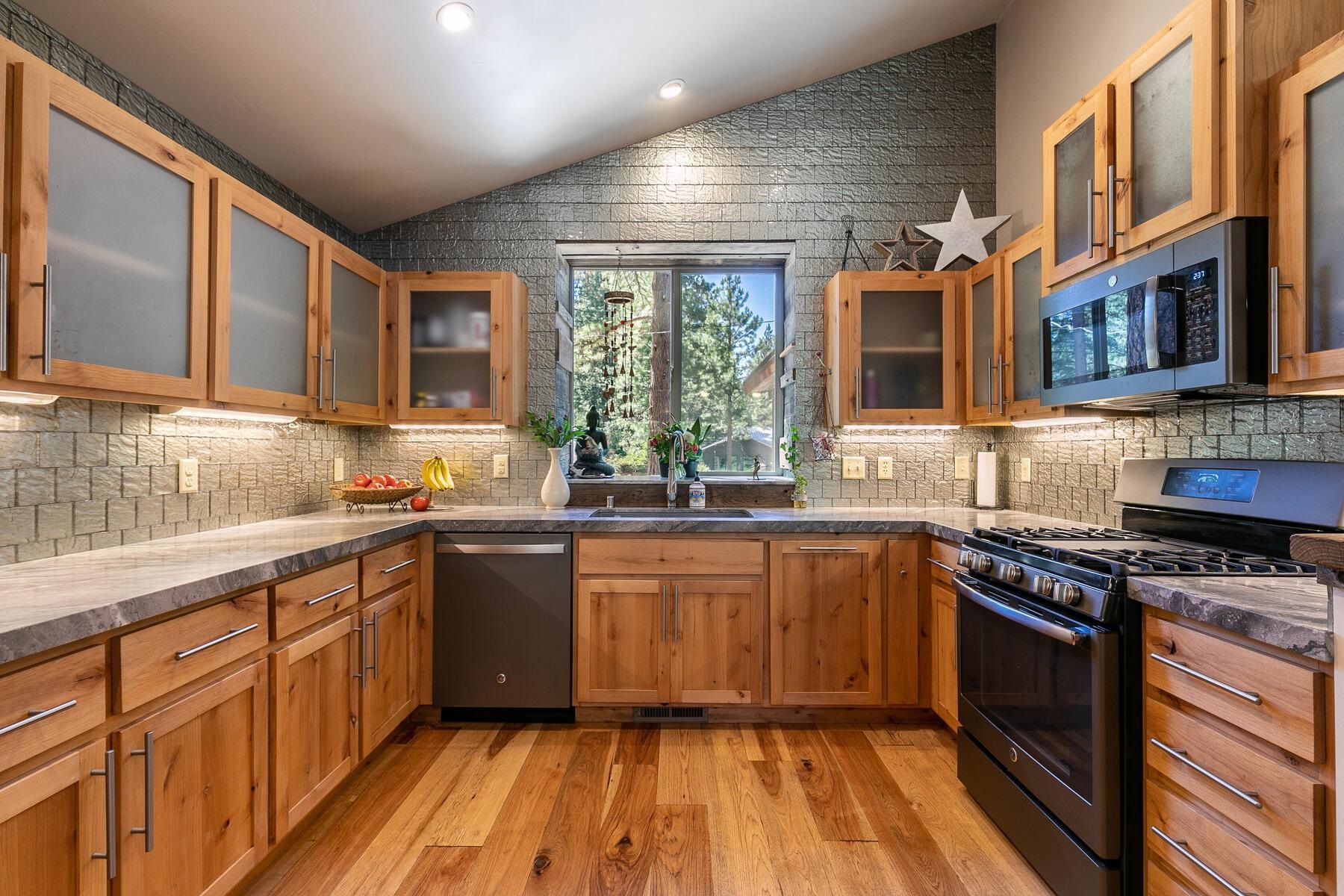 10608 Torrey Pine Road Truckee, CA 96161 - Photo 10 of 21 Gallery Image 10