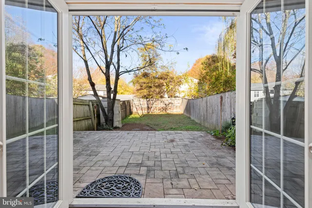 a view of a pathway along the building