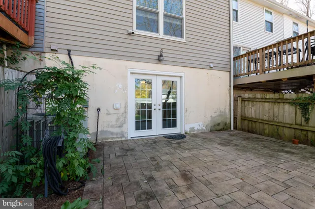 a view of a house with backyard and garden